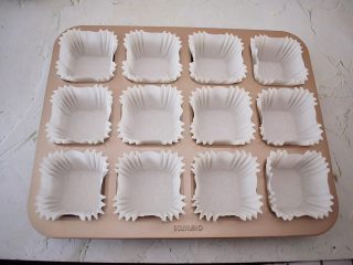 2、蜂蜜蛋糕,模具放入纸托备用