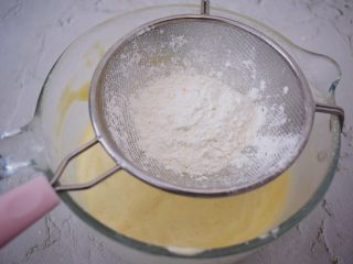 7、蜂蜜蛋糕,筛入低筋面粉