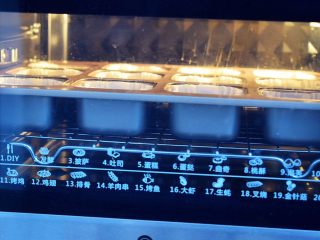 11、蜂蜜蛋糕,放入预热好的烤箱，上下火150度，中层烤30分钟