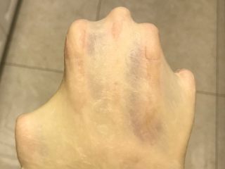 2、秘制芝心卷边披萨,取出后看看出膜情况，正常出薄膜就可以的，要求完美的亲可配合手揉揉出手套膜。