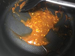 14、秘制芝心卷边披萨,最后加入糖、淡奶油和奶酪，中途看状态可以加适量水，成品出来是番茄酱那样的稠度