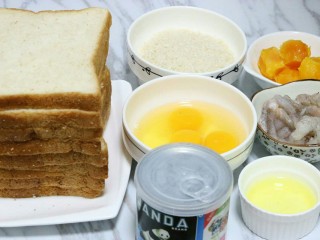 1、土司蛋黄虾,准备食材