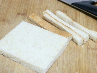 2、土司蛋黄虾,先将吐司面包的4个边切掉~