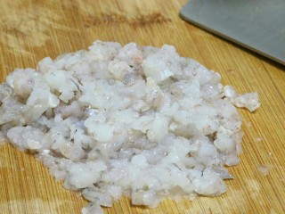 3、土司蛋黄虾,将虾仁剁成茸~