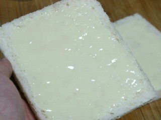 6、土司蛋黄虾,取两片土司,一面抹上炼乳~