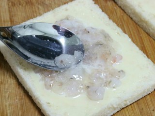 7、土司蛋黄虾,接着将虾茸放在上面抹平~