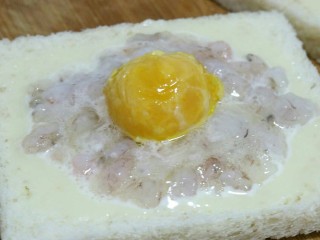 8、土司蛋黄虾,将咸蛋黄放到中间的位置~
