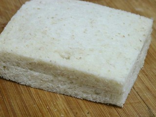 9、土司蛋黄虾,将另一片抹上炼乳的土司放在上面,粘合到一起~