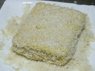 11、土司蛋黄虾,再放入面包糠中裹匀~