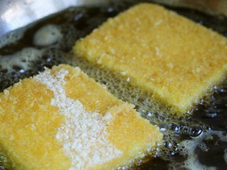 12、土司蛋黄虾,锅内烧油就可以炸了,大概7成热下锅,然后改中小火,火不要太大,以免炸糊不好看~