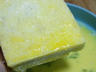 10、土司蛋黄虾,然后放到蛋液中,使土司都裹上蛋液~