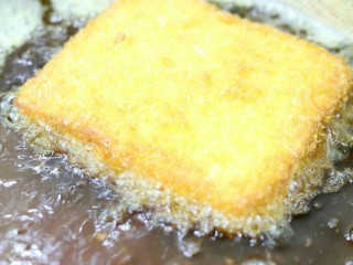 13、土司蛋黄虾,炸的过程中要不断翻面,炸至金黄上色酥脆即可捞出~