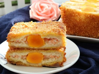 14、土司蛋黄虾,切开装盘就可以啦~