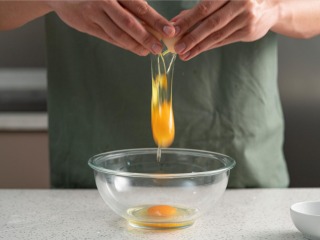 1、努力吧！碧根果奶油蛋糕,无水无油的打蛋盆中打入鸡蛋。