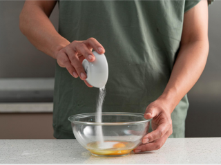 2、努力吧！碧根果奶油蛋糕,倒入白砂糖。