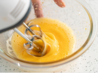 3、努力吧！碧根果奶油蛋糕,把鸡蛋和白砂糖打发。