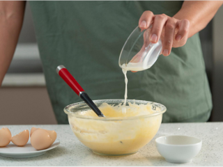 5、努力吧！碧根果奶油蛋糕,倒入牛奶