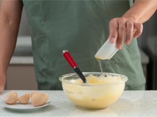 6、努力吧！碧根果奶油蛋糕,倒入植物油。