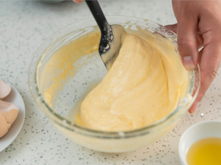 7、努力吧！碧根果奶油蛋糕,拌匀装进裱花袋。