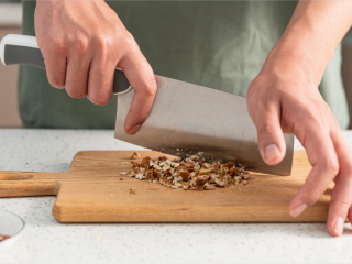 9、努力吧！碧根果奶油蛋糕,把烘焙过的美国碧根果切碎。