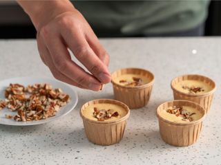 10、努力吧！碧根果奶油蛋糕,撒上美国碧根果碎。