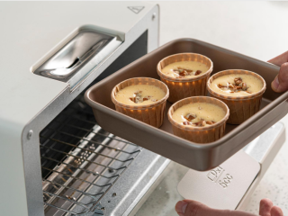 11、努力吧！碧根果奶油蛋糕,.预热烤箱180℃烘烤25分钟。