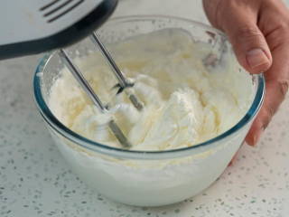 12、努力吧！碧根果奶油蛋糕,奶油加糖打发至不流动。