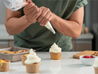 13、努力吧！碧根果奶油蛋糕,蛋糕出炉放凉，挤上奶油。