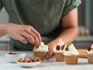 14、努力吧！碧根果奶油蛋糕,装饰整颗美国碧根果和树莓即可。