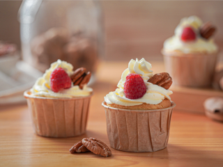 15、努力吧！碧根果奶油蛋糕,甜香的奶油与加入美国碧根果的蛋糕胚一口咬下，口感丰富营养满分！