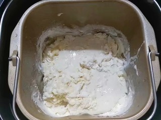 2、果酱奶酥排包,所有面团材料除黄油外放入面包桶内，再加入波兰酵种开始揉面， 揉面至扩展阶段后开始发酵；