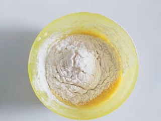 9、果酱奶酥排包,然后筛入低粉与糖粉搅拌均匀，搅拌均匀后装入裱花袋冷藏备用，同时也将果酱装入裱花袋备用；