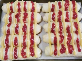 12、果酱奶酥排包,接着再挤上葡萄果酱（或其它果酱），最后送入预热好的烤箱，中层上下火180度烤约20~25分钟左右即好；