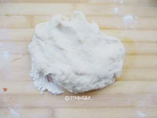 5、家常韭菜饼,案板上比平时多倒一点干面粉来拨面，倒入发酵好的软面团