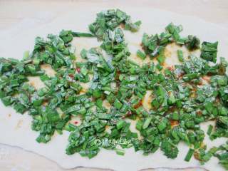 7、家常韭菜饼,倒入调好的韭菜馅