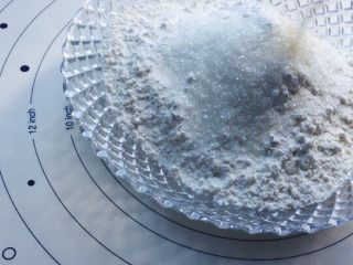 1、椰蓉面包,依次倒入低筋面粉35克、奶粉20克、白糖25克、酵母5克。