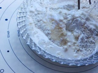 3、椰蓉面包,一边用筷子搅拌,一边慢慢倒入牛奶100克(记得预留)前面我们说了牌子的不同,粉质吸水性也不同,酌情增减!