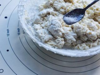 4、椰蓉面包,拌成絮状,加入食用盐1克,加盐可以使面团伸展性更好,也可中和味道!不要多,一克就好!