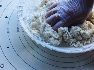 5、椰蓉面包,接下来就是手揉,揉成初步面团,成型就好!有面包机的小伙伴就可解放双手哦!