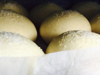 16、椰蓉面包,烤箱提前预热5分钟 上下火180度,烤至20分钟(可前15分钟放在中层,表皮上色后移至中下层继续烘烤)