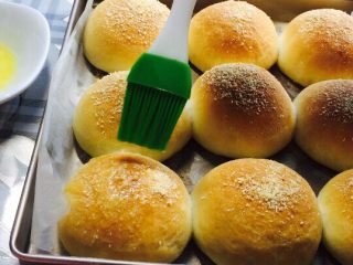 18、椰蓉面包,出炉后再次刷上油液,使面包表皮回软,也可使糖粉,椰蓉挥发更多香味!