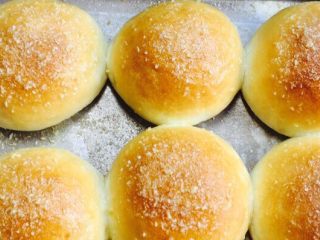 19、椰蓉面包,刷好油液后,入烤箱烤3-5分钟,整个房间都充满了椰香味!