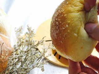 20、椰蓉面包,香软可口的椰香面包就做好啦!撕个给你们看看柔软度!没有出手膜也可做出香软面包哦!