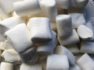 1、可可雪花酥,称量好棉花糖。