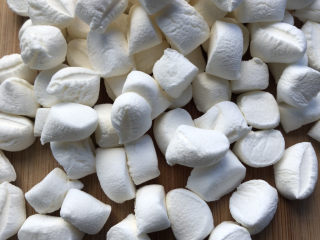 2、可可雪花酥,切小块。