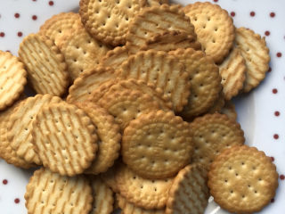 3、可可雪花酥,准备好饼干。