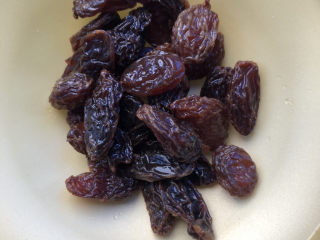 5、可可雪花酥,葡萄干。