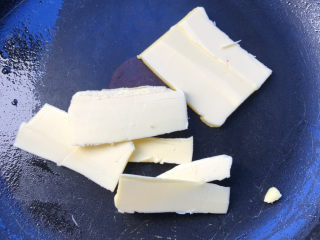 9、可可雪花酥,黄油放入不粘锅。