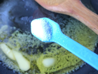 10、可可雪花酥,小火化开加入盐。