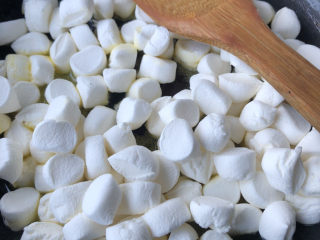 12、可可雪花酥,倒入棉花糖。